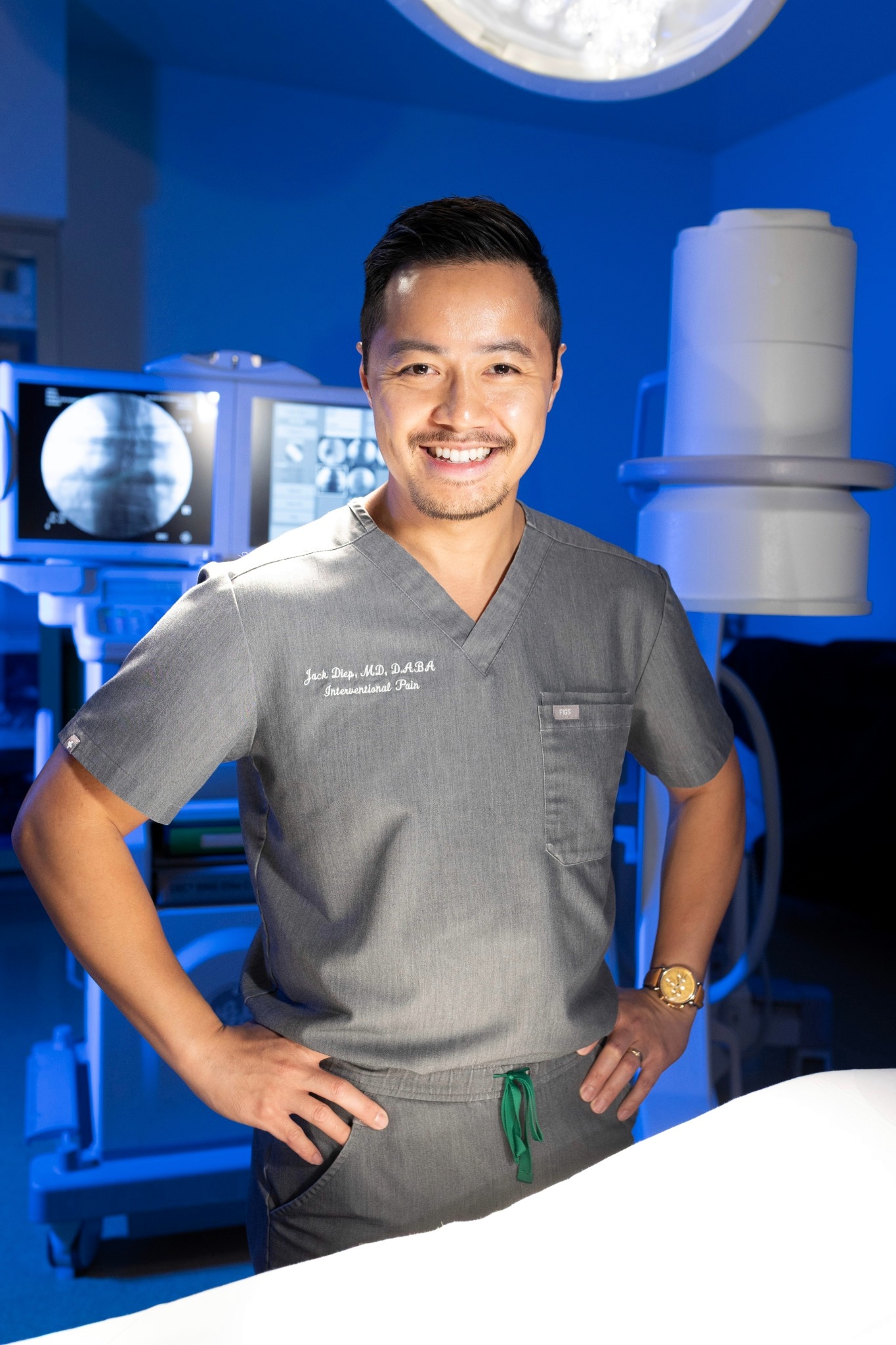 Dr. Jack Diep en una sala de procedimientos intervencionistas
